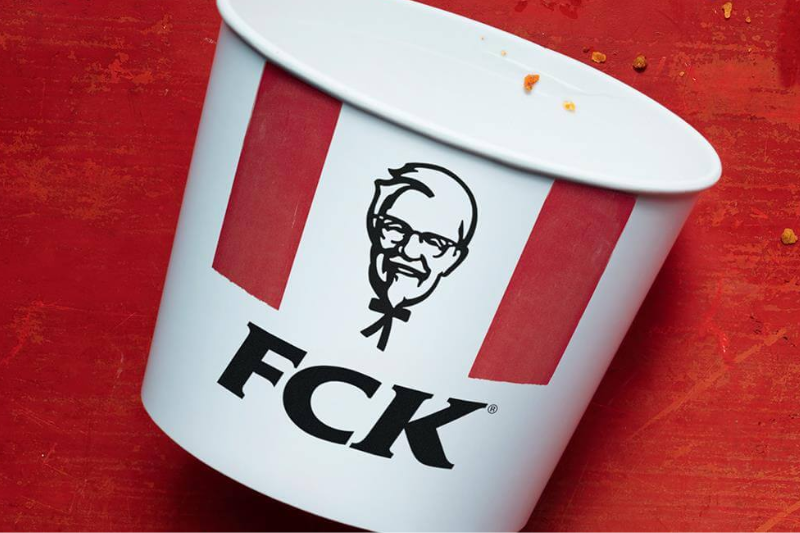 Dán nhãn “FCK” thay vì “KFC”
